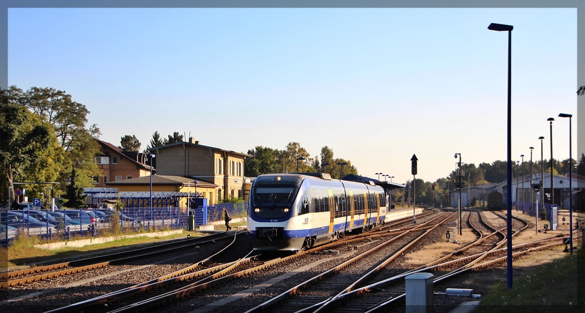 VT 737 der NEB bei der Ausfahrt aus dem Bahnhof Basdorf am 10.10.2015