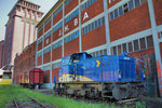 Die Rangierlok 266 001 der evb macht Wochenende bei der Roland Mühle in Bremen am 04.06.16.
Wenn man neben der Lok steht kann ihre alte Bezeichnung 304 51 noch erkennen.