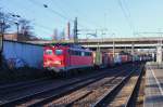 DB 140 353-4 kommt mit Containerzug aus dem Hamburger Hafen und Verlässt den Bahnhof Hamburg Harburg am 17.01.2015
