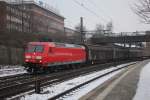 DB 145 011-3 kam am 31.01.2014 mit Schiebewandwagen durch Hamburg Harburg gefahren.