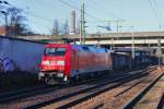 Lz kommt die DB 152 093-1 durch den Bahnhof Hamburg Harbrug gefahren am 17.01.2015