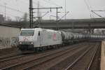 TX Logistik 185 537-8 hat einen Kesselwagenzug am Hacken als sie am 29.03.2014 den Bahnhof Hamburg Harburg durchfährt.