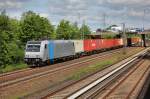 Railpool 185 691-3 macht sich mit Ihrem Containerzug auf dem Weg zum Hamburger Hafen und durchfährt gerade Hamburg Hausbruch am 13.05.2014.