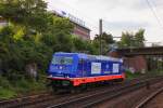 Am Schönen Sommerabend kam die Raildox 185 419-9 mit Mäßiger gechwindigkeit durch Hamburg Harburg gefahren.
Aufnahme entsandt am 28.08.2014