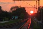 Sonnenuntergang an der Bahnstrecke Hamburg-Stade-Cuxhaven   bei Neukloster (Kreis Stade)  19.05.2014, 21:12 Uhr